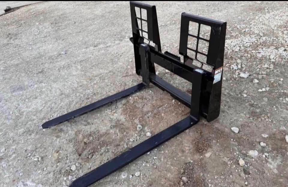 New Skid loader Walk Through Pallet Forks