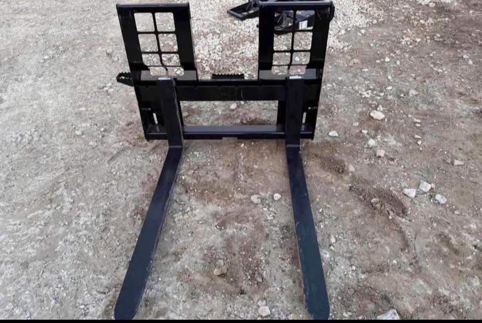 New Skid loader Walk Through Pallet Forks