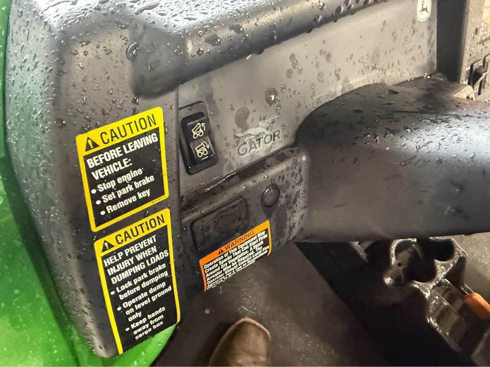 2011 John Deere 825i