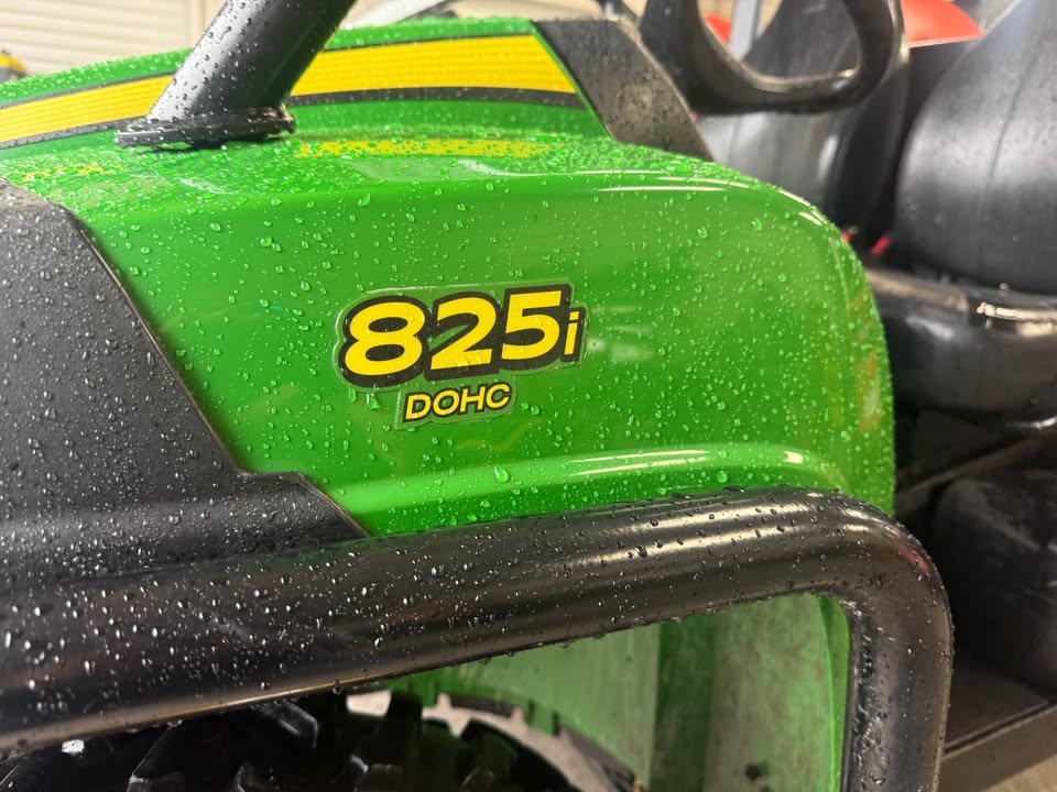 2011 John Deere 825i