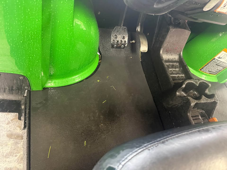 2011 John Deere 825i