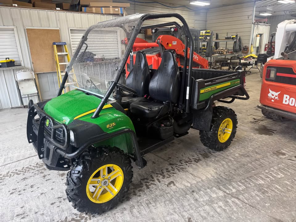 2011 John Deere 825i