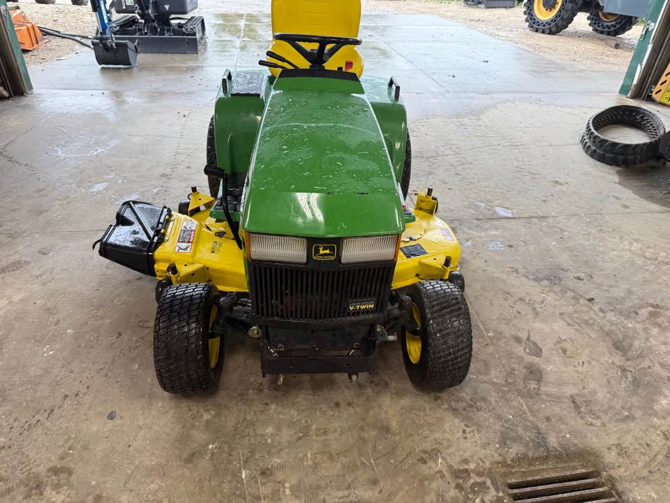 John Deere 425 Lawnmower