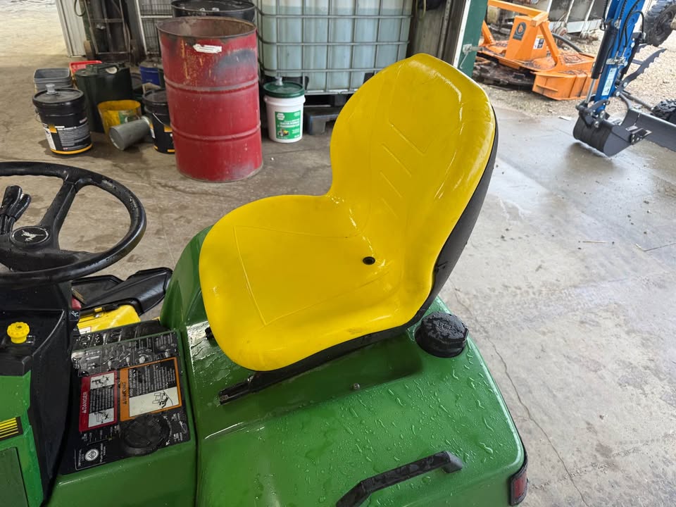John Deere 425 Lawnmower