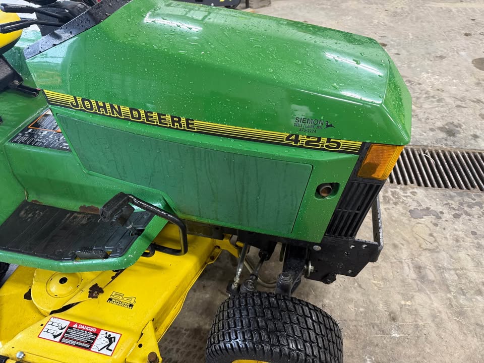 John Deere 425 Lawnmower