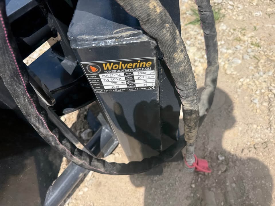 Wolverine Skidloader Round Bale Squeezer