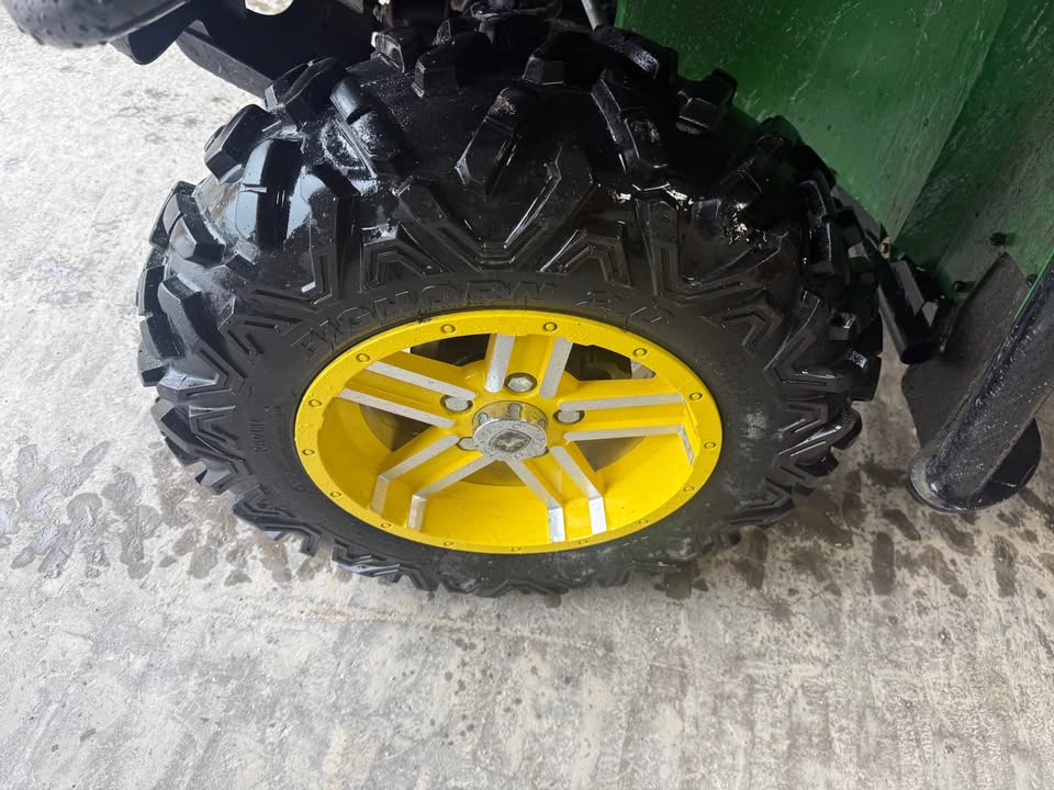 2011 John Deere 825i