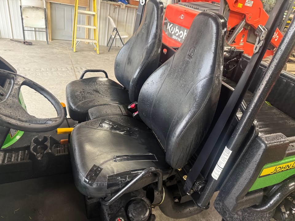 2011 John Deere 825i