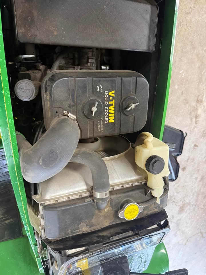 John Deere 425 Lawnmower