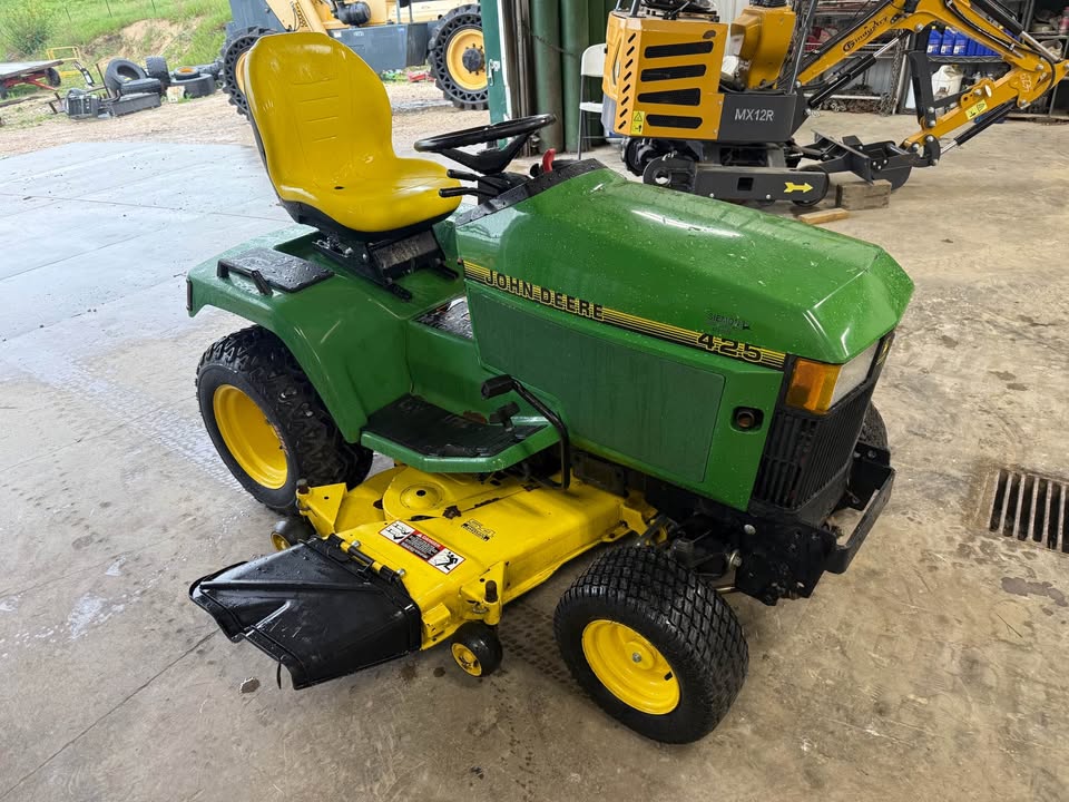 John Deere 425 Lawnmower