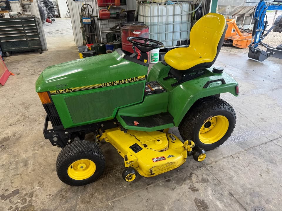 John Deere 425 Lawnmower