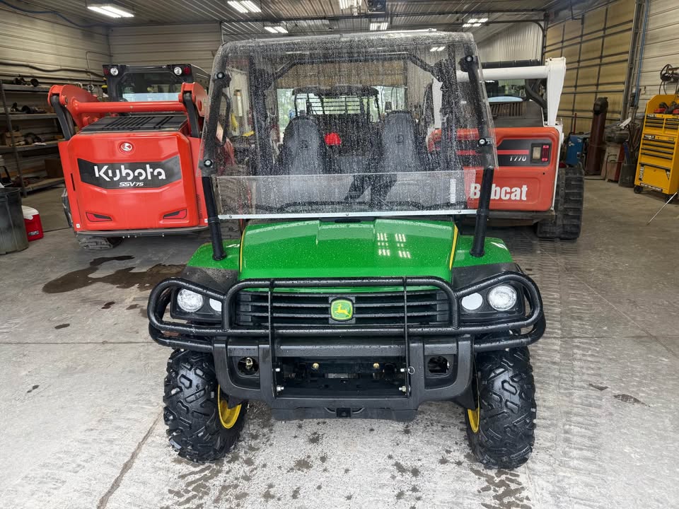 2011 John Deere 825i