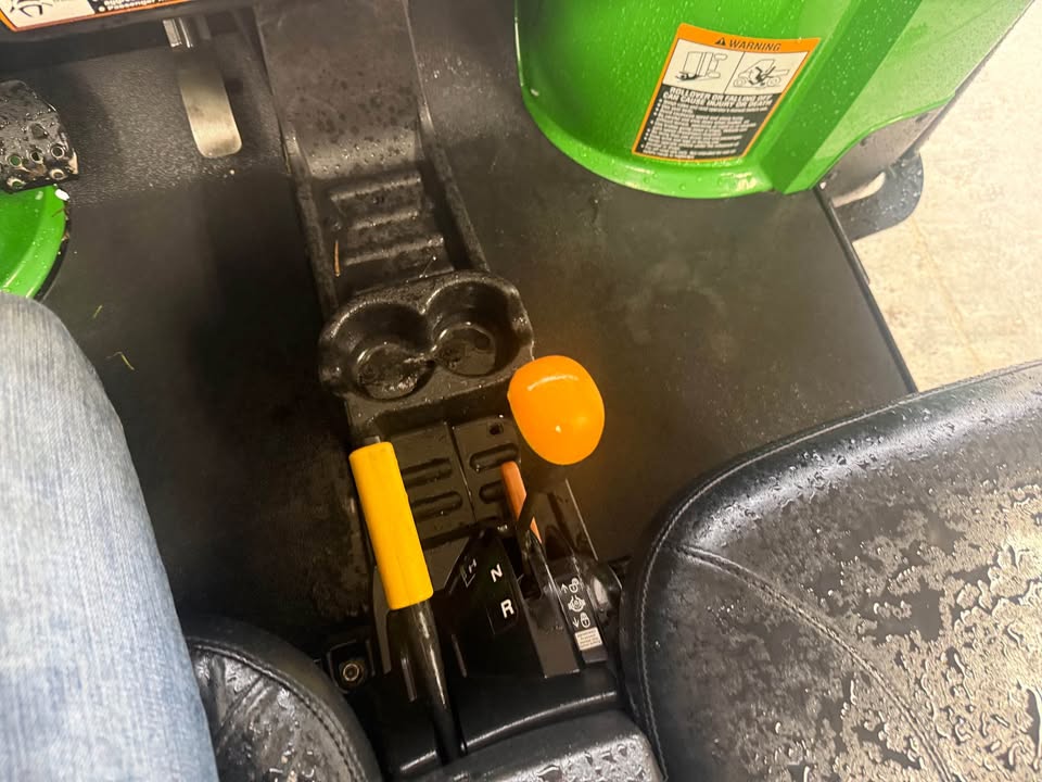 2011 John Deere 825i