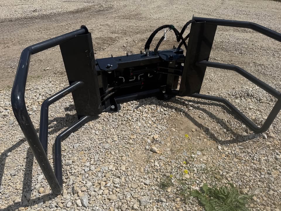 Wolverine Skidloader Round Bale Squeezer