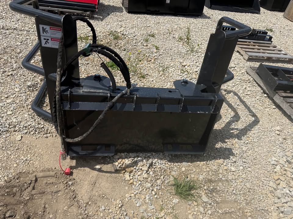 Wolverine Skidloader Round Bale Squeezer