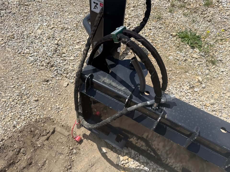 Wolverine Skidloader Round Bale Squeezer