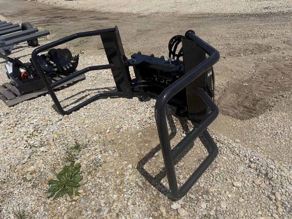 Wolverine Skidloader Round Bale Squeezer