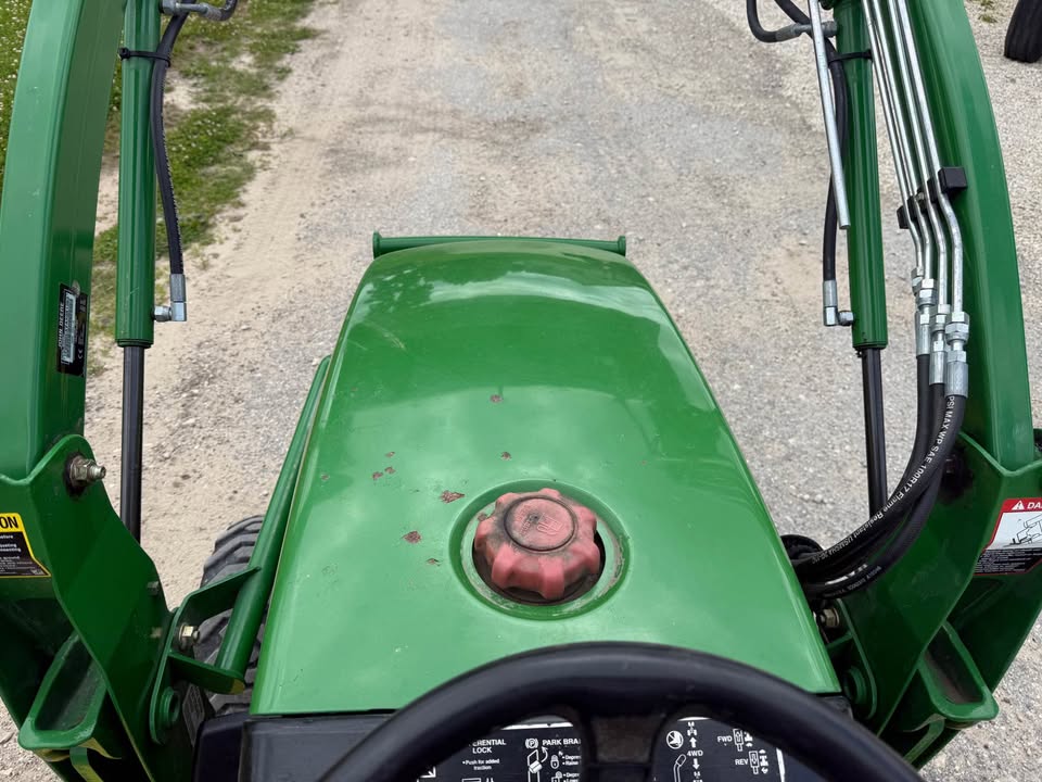 2004 John Deere 2210 with 200CX loader