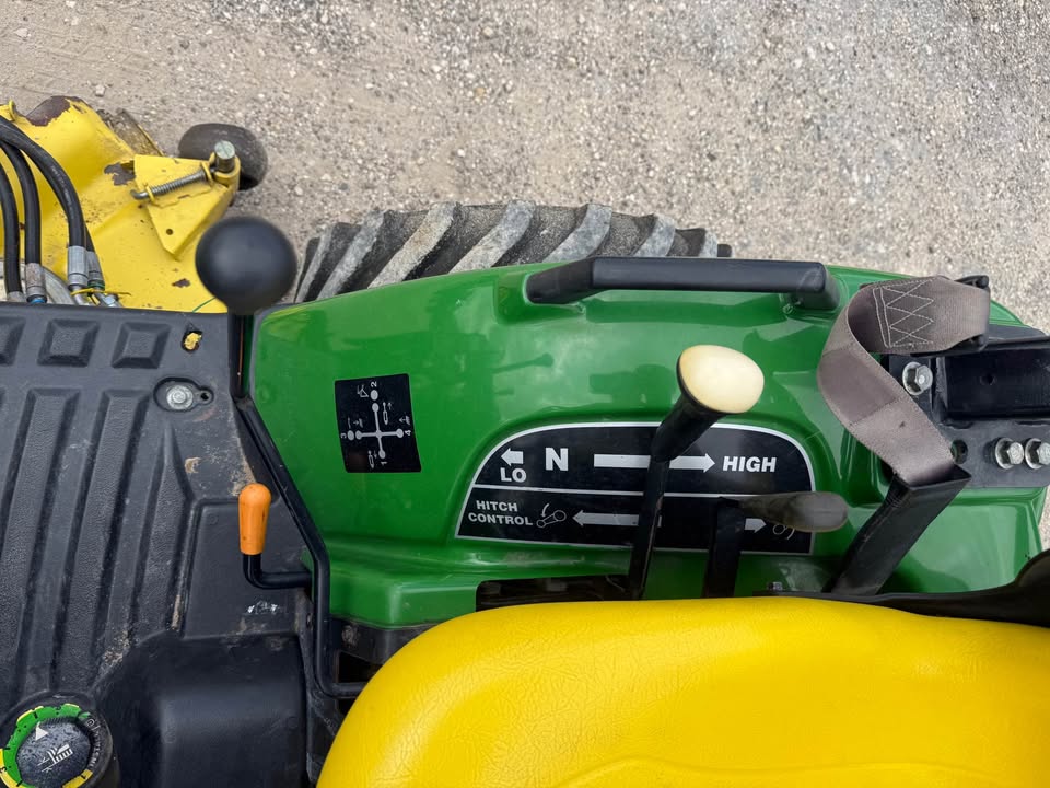 2004 John Deere 2210 with 200CX loader