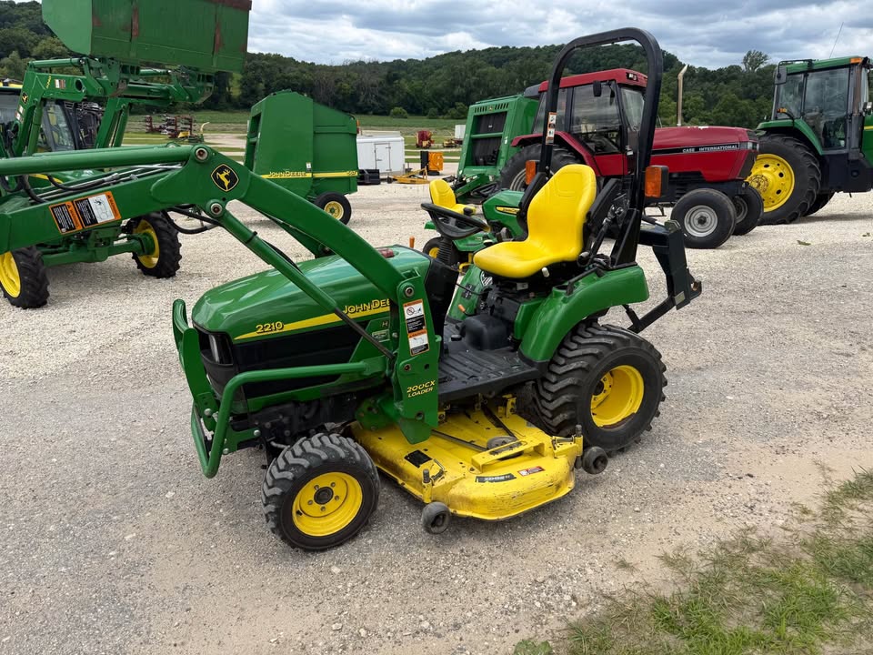 2004 John Deere 2210 with 200CX loader