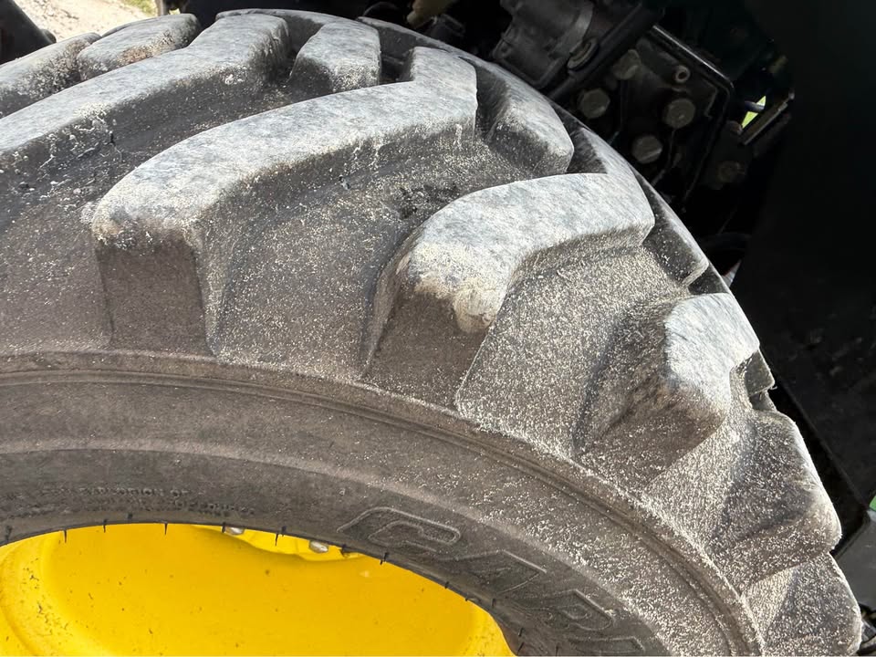2004 John Deere 2210 with 200CX loader