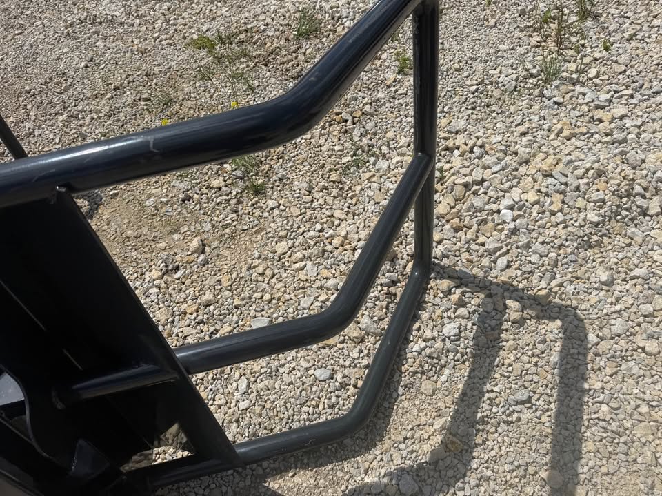Wolverine Skidloader Round Bale Squeezer