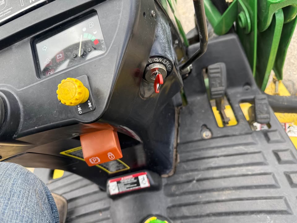 2004 John Deere 2210 with 200CX loader