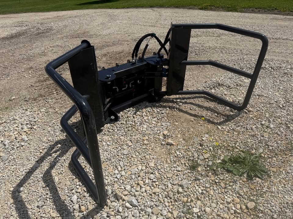 Wolverine Skidloader Round Bale Squeezer