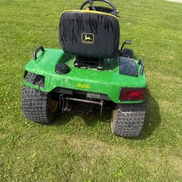 John Deere 425 Lawnmower