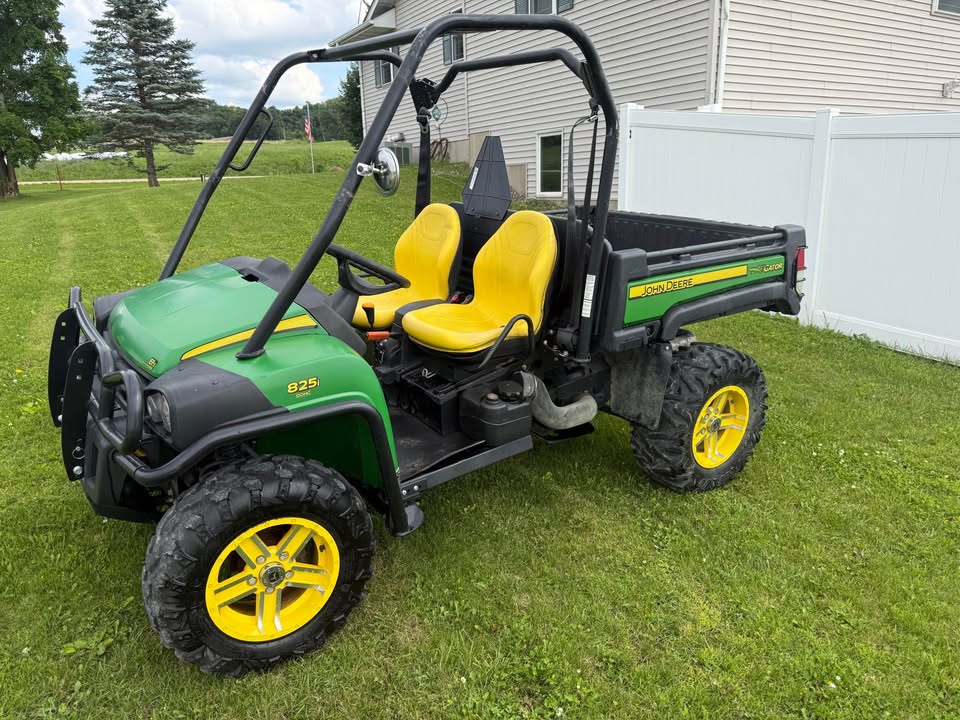 2012 John Deere 825i