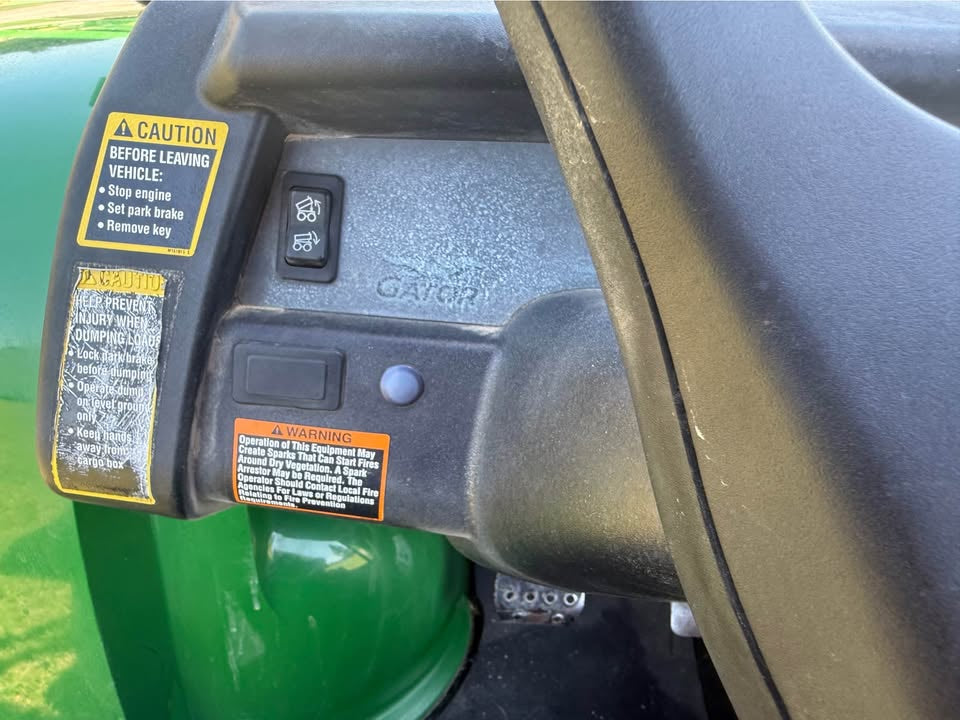 2011 John Deere 825i