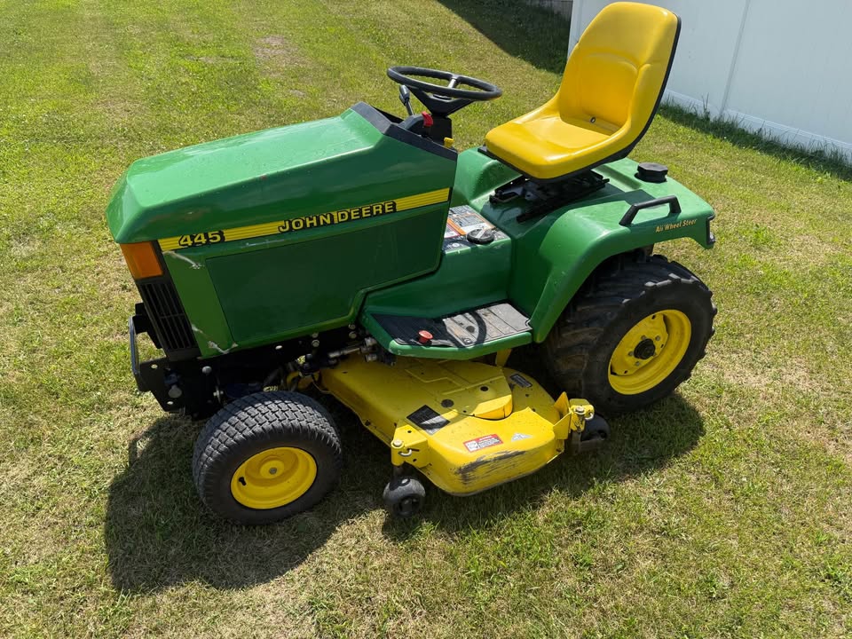 2000 John Deere 445
