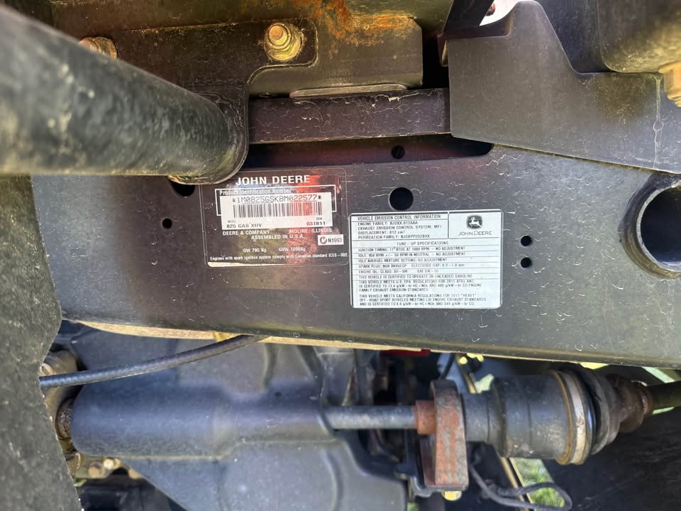 2011 John Deere 825i