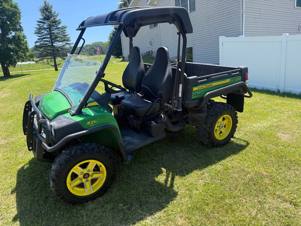 2011 John Deere 825i
