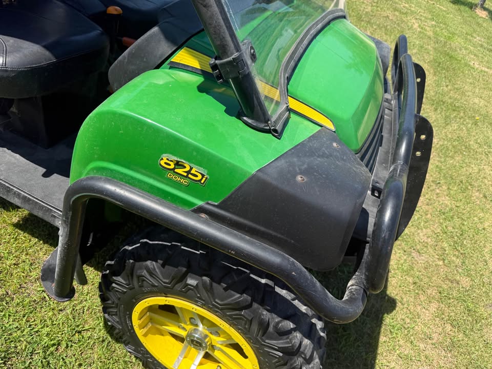 2011 John Deere 825i