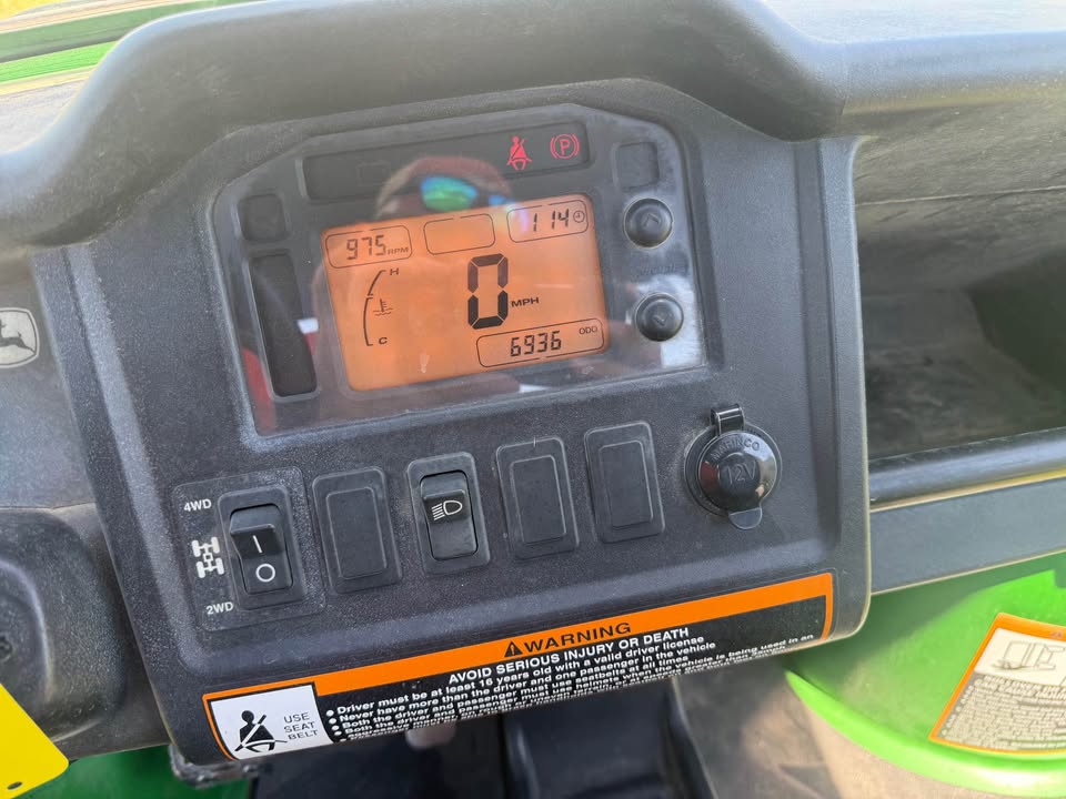 2011 John Deere 825i
