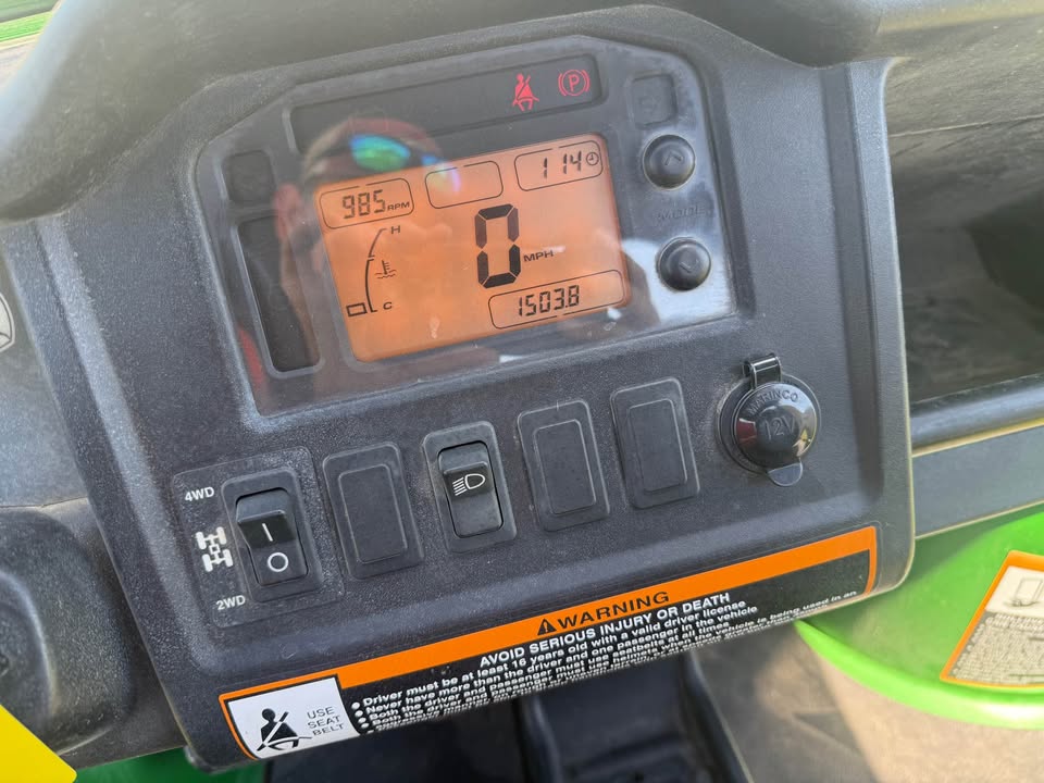 2011 John Deere 825i