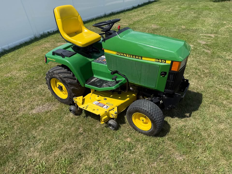 2000 John Deere 445