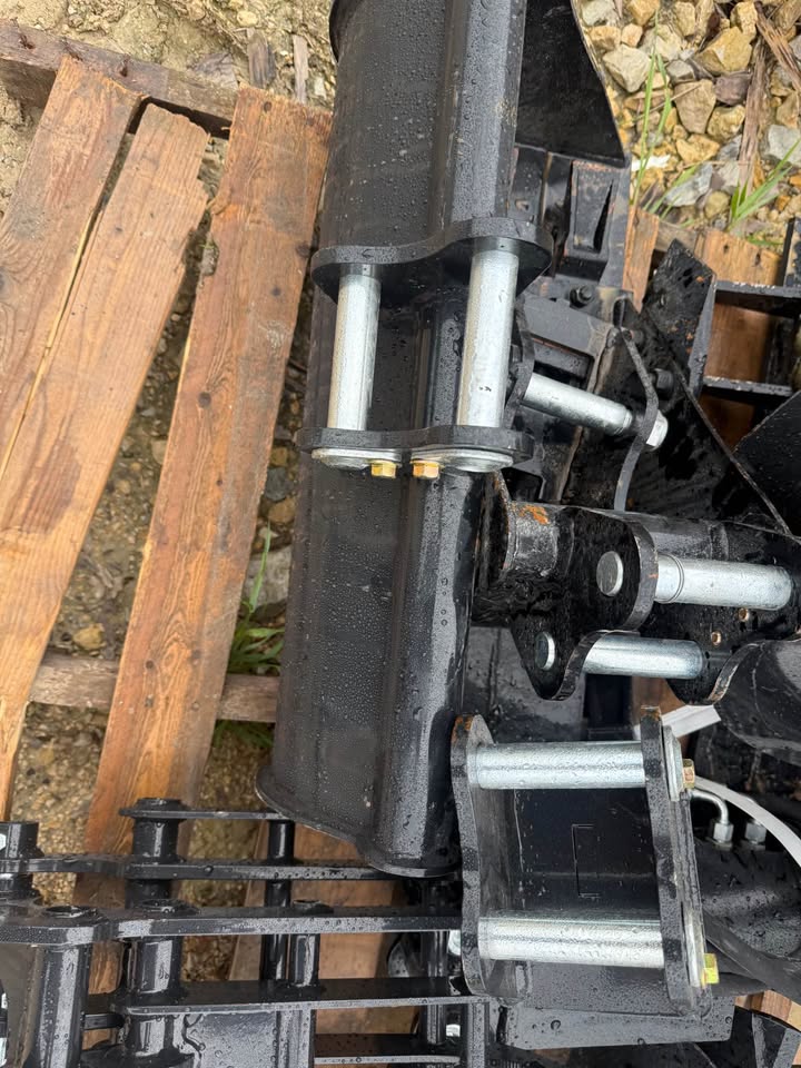 New 8 Piece Chinese Mini Excavator Attachments