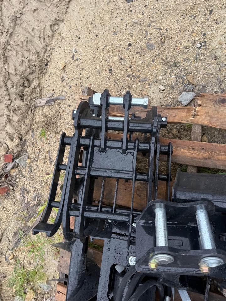 New 8 Piece Chinese Mini Excavator Attachments